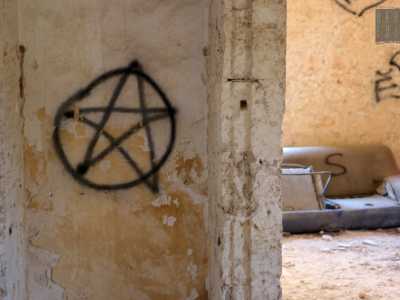 Ma nelle varie stanze vuote ad attirare la nostra attenzione sono alcune scritte lugubri. Si va dalla pi� classica delle bestemmie, al �pentacolo�, cio� la stella a cinque punte inscritta in un cerchio simbolo in genere adottato nell'ambito del satanismo